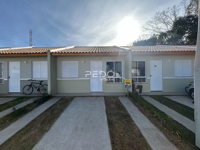 Fachada de uma casa em Lajeado, Brasil com jardim frontal.