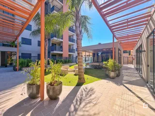 Vista externa de um pátio com jardim e arquitetura moderna em Lajeado.