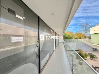 Vista da área externa com guarda-corpo de vidro de um imóvel em Lajeado.