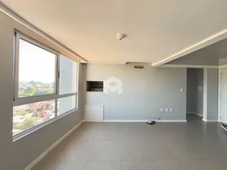 Sala de estar ampla com grande janela de vista para a paisagem.