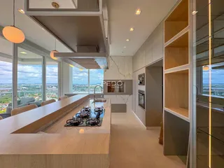 Vista de uma cozinha moderna com grandes janelas em um imóvel no Brasil.
