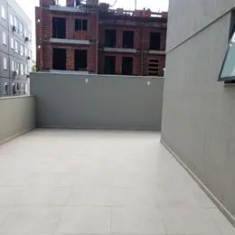 Vista de um piso de cerâmica em uma área externa de um imóvel.