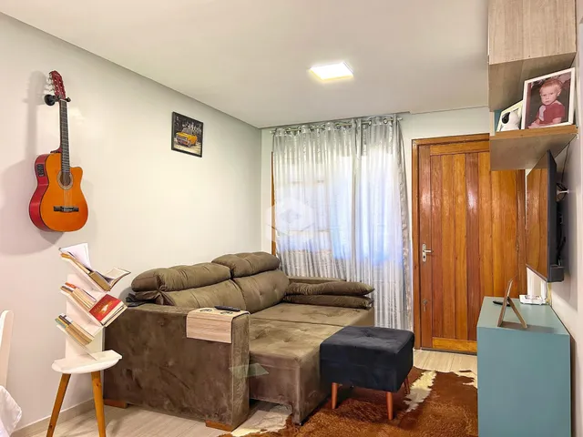 Sala de estar com sofá e decoração em ambiente interno.
