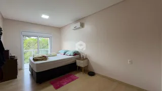 Quarto com cama e janela em um imóvel no Brasil.
