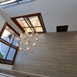 Foto de um ambiente interno com piso de madeira.