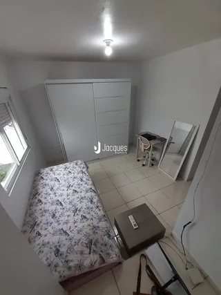 Quarto com cama e armário em um apartamento.
