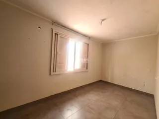 Foto de um ambiente interno com paredes claras e piso liso.