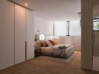 Quarto com cama e armários em um ambiente claro com piso de madeira.
