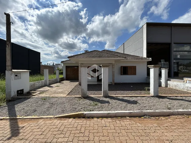 Fachada de uma residência em Lajeado, Brasil, com frente e jardim.