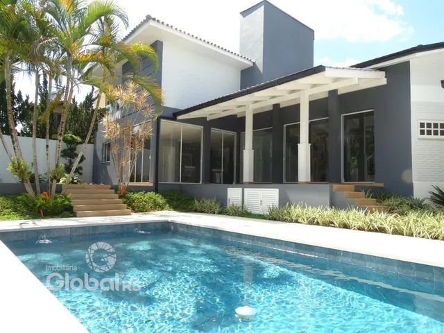 Fachada de uma casa moderna com piscina e jardim em Lajeado, Brasil.