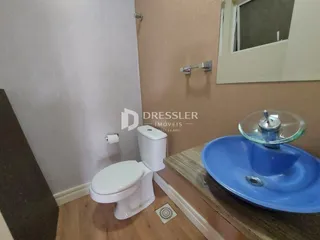 Foto de um banheiro com vaso sanitário e pia em um imóvel no Brasil.
