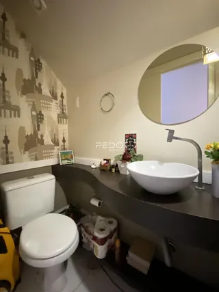 Banheiro com pia e vaso sanitário em um imóvel no Brasil.