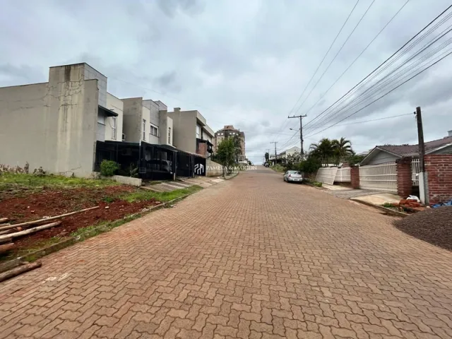 Vista externa de uma rua pavimentada em uma residência em Lajeado.