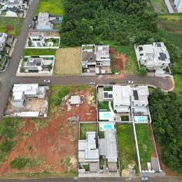 Vista aérea de uma propriedade com estruturas e área verde em Lajeado, Brasil.