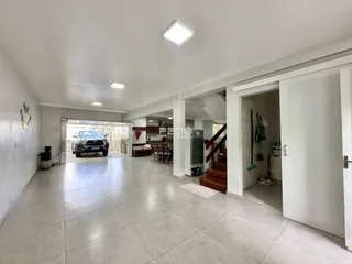 Vista ampla de uma área interna com piso de concreto.