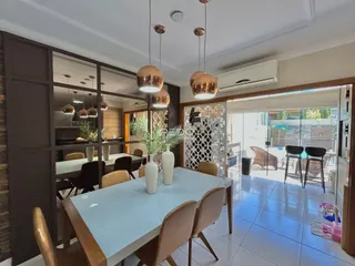 Imagem de uma sala de jantar com mesa e cadeiras em um imóvel no Brasil.