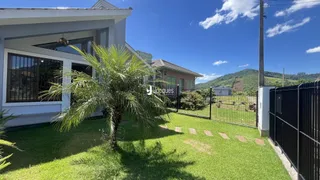 Vista externa de uma residência com jardim e cerca em Lajeado, Brasil.
