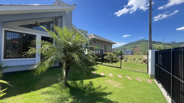 Vista externa de uma residência com jardim e cerca em Lajeado, Brasil.