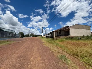 Vista externa de uma propriedade rural com estrada de terra em Lajeado.