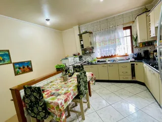 Imagem de uma sala de estar e cozinha em um imóvel no Brasil.