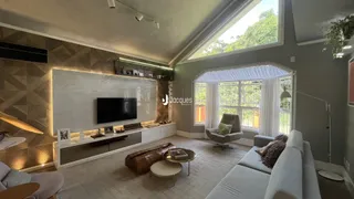 Sala de estar moderna com grande janela e decoração contemporânea.
