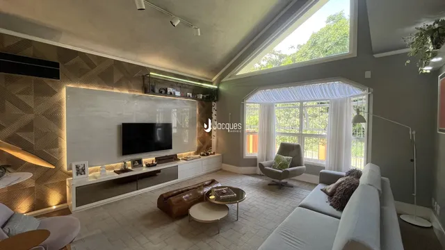 Sala de estar moderna com grande janela e decoração contemporânea.