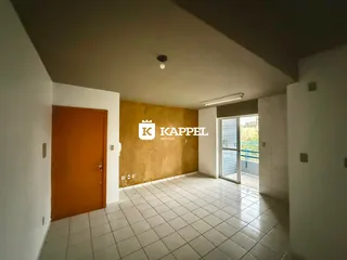 Ambiente interno com piso de cerâmica e parede amarela em um imóvel.