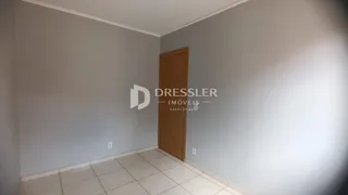 Parede interna com piso de cerâmica e porta de madeira em um imóvel.