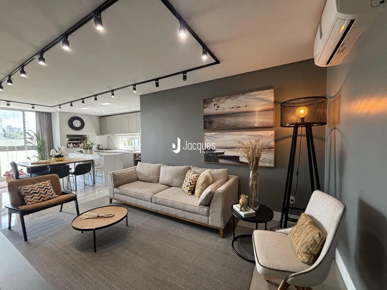 Sala de estar com sofá e decoração moderna em um imóvel no Brasil.