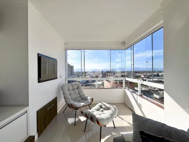 Sala de estar com vista panorâmica da cidade de Lajeado.