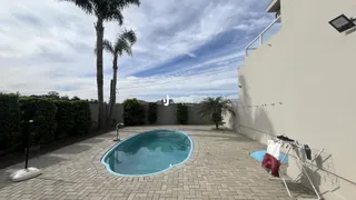 Foto de uma piscina externa com deck em uma propriedade.