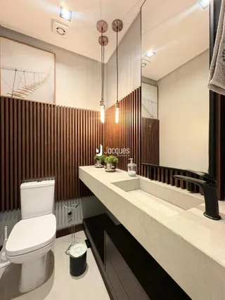 Foto de um banheiro moderno com vaso sanitário e bancada.