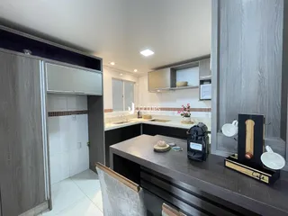 Cozinha moderna com armários e bancada em um imóvel no Brasil.