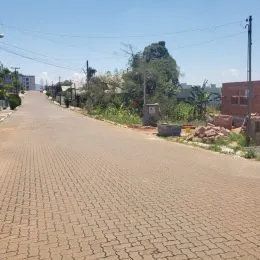 Vista de uma rua pavimentada em Lajeado, Brasil.