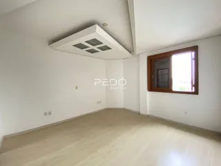 Sala de estar com piso de madeira clara e paredes brancas.