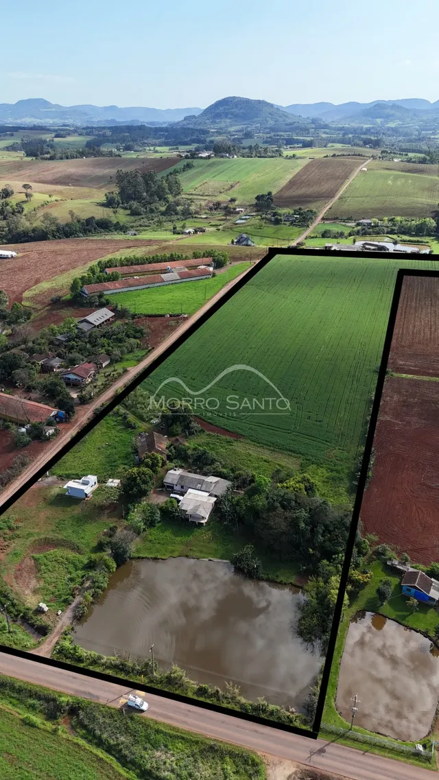 Vista aérea de uma propriedade rural com campos agrícolas e um corpo d'água.