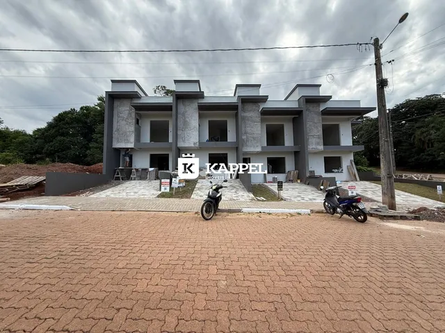 Fachada de uma casa em construção em Lajeado, Brasil, com estrutura de concreto aparente.
