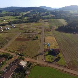 Vista aérea de um terreno rural com áreas de vegetação.
