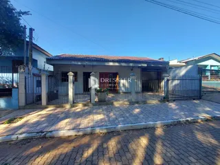 Fachada de uma residência em Lajeado, Brasil, com cerca e portão de ferro.