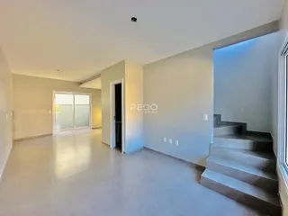 Vista de um corredor interno de uma residência em Lajeado, Brasil.