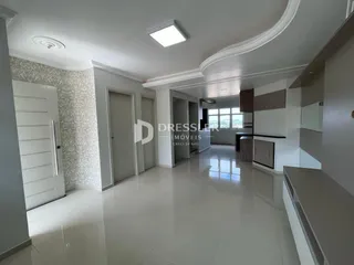 Vista interna de um corredor com piso claro e paredes texturizadas.
