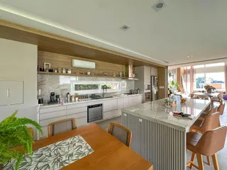 Vista da cozinha e área de jantar de uma residência em Lajeado.