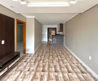 Hall de entrada com piso de porcelanato no imóvel.
