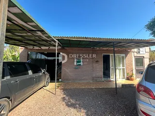 Fachada de uma residência em Lajeado, Brasil, com uma estrutura de cobertura.