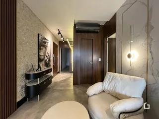 Sala de estar com sofá e decoração moderna em um imóvel no Brasil.