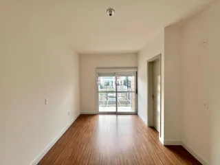 Sala de estar com piso de madeira clara.