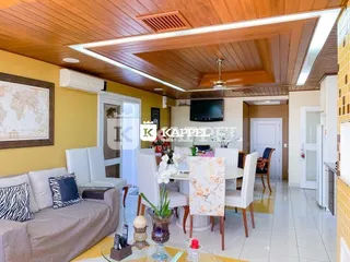 Sala de estar com sofá e mesa de jantar em um imóvel.
