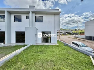 Fachada externa de uma casa moderna branca em Lajeado, Brasil.