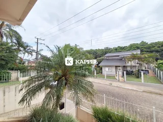 Vista externa de uma residência em Lajeado, Brasil, com cerca e vegetação.