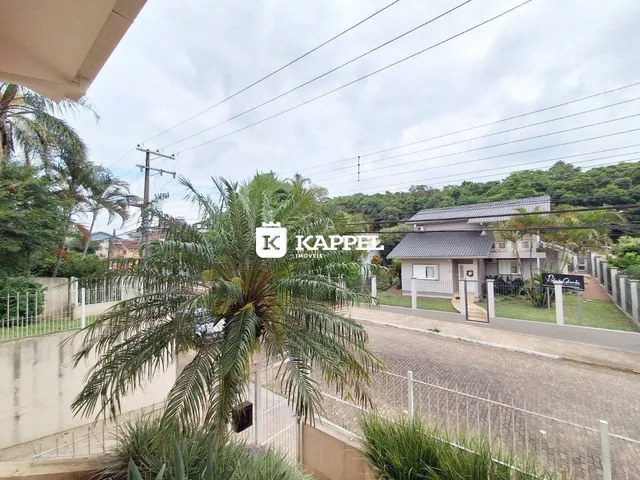 Vista externa de uma residência em Lajeado, Brasil, com cerca e vegetação.